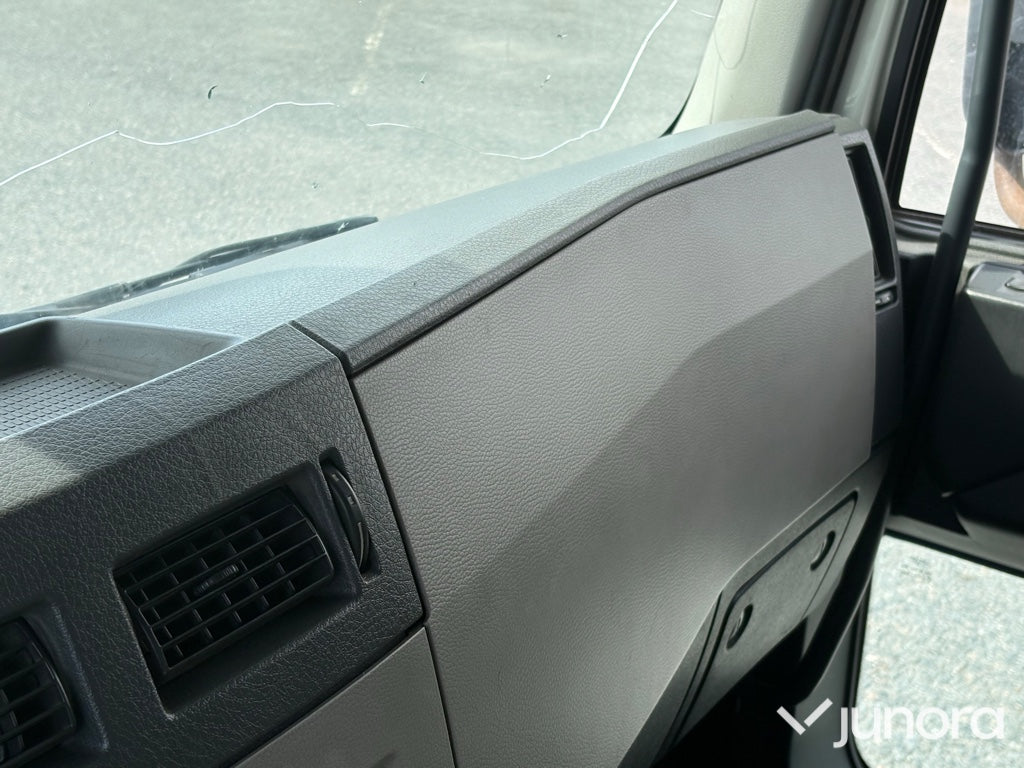 Lastbil - Volvo  Fe 280 med höj och sänkbart skåp