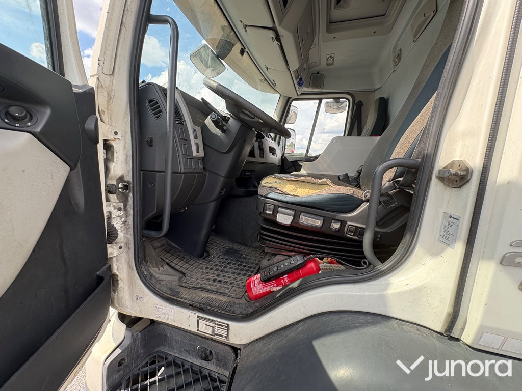 Lastbil - Volvo  Fe 280 med höj och sänkbart skåp