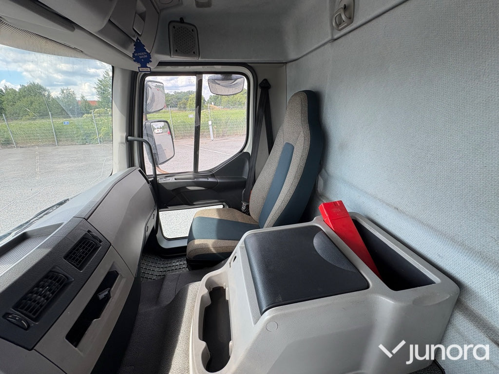 Lastbil - Volvo  Fe 280 med höj och sänkbart skåp