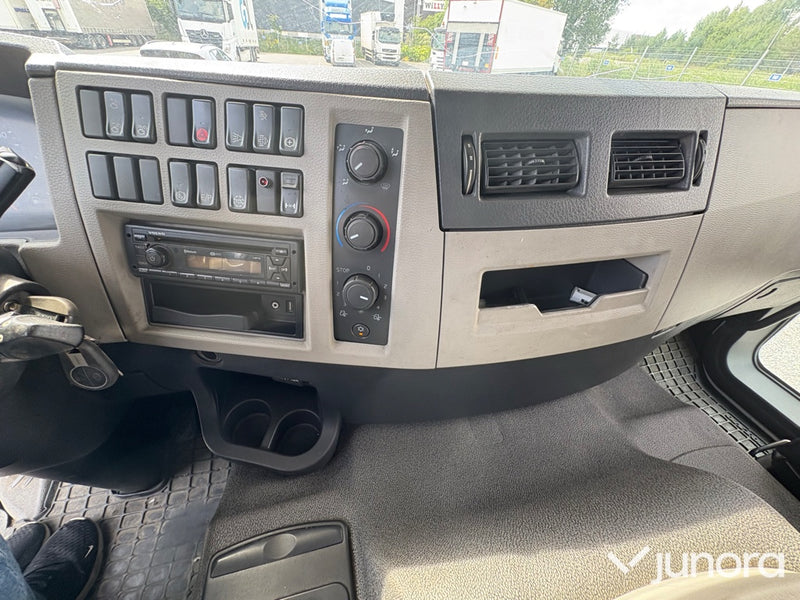 Lastbil - Volvo  Fe 280 med höj o sänkbart skåp