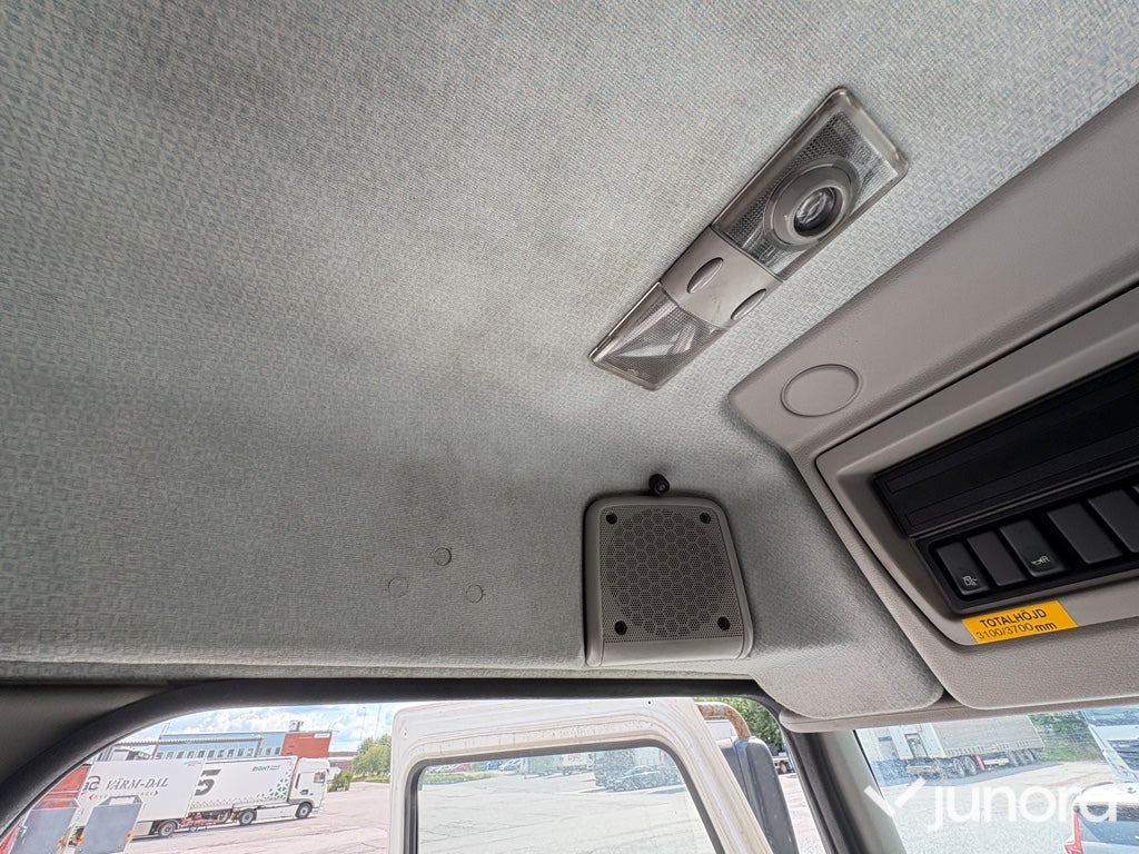 Lastbil - Volvo  Fe 280 med höj och sänkbart skåp