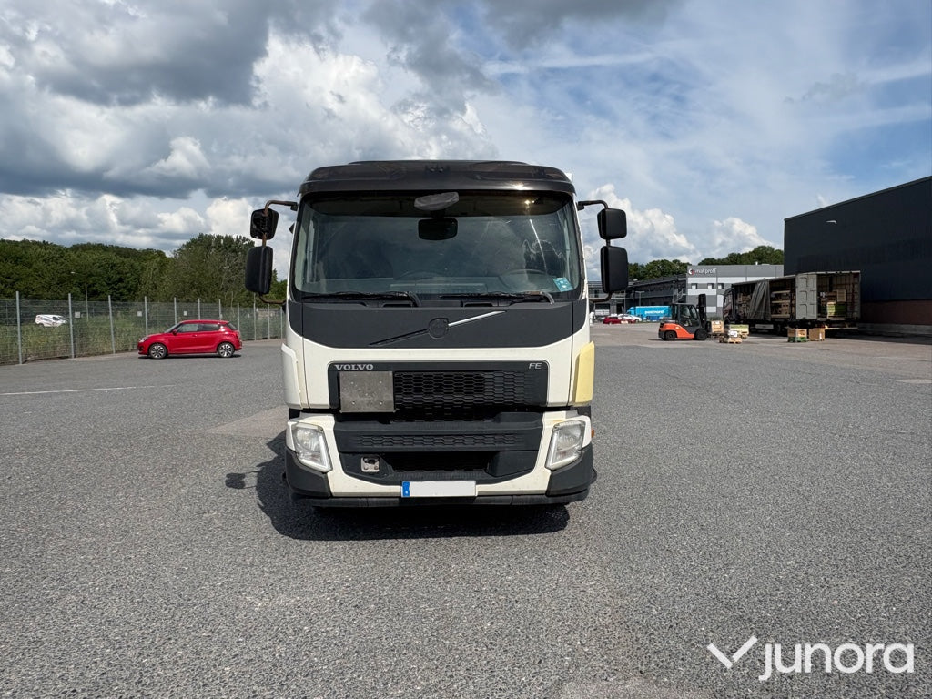 Lastbil - Volvo  Fe 280 med höj och sänkbart skåp