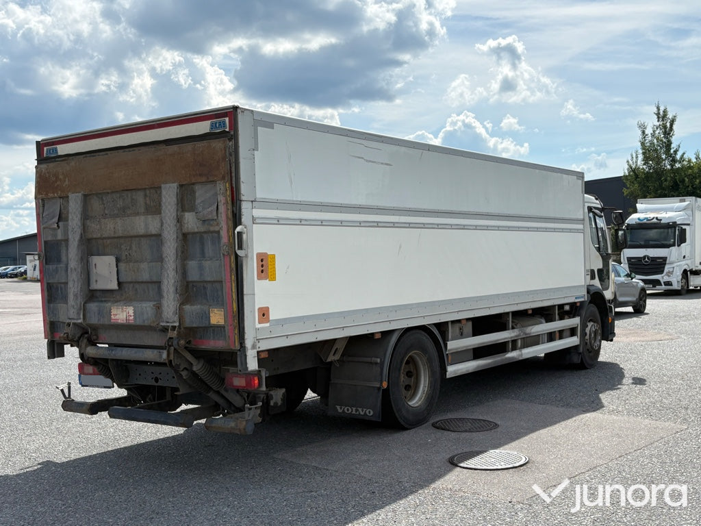 Lastbil - Volvo  Fe 280 med höj och sänkbart skåp
