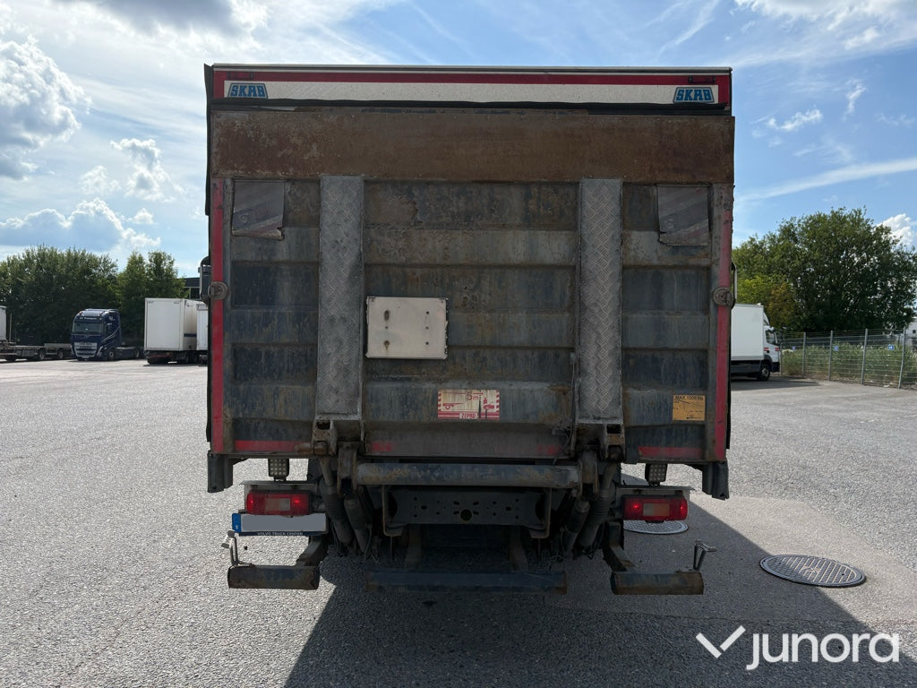 Lastbil - Volvo  Fe 280 med höj och sänkbart skåp