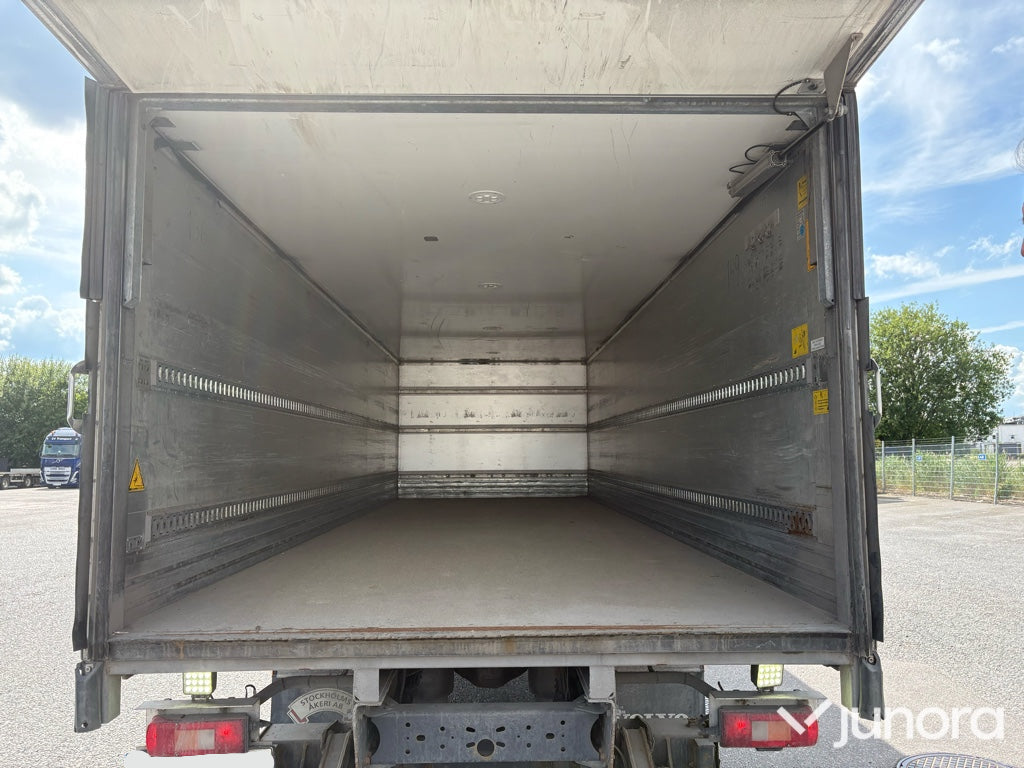 Lastbil - Volvo  Fe 280 med höj och sänkbart skåp
