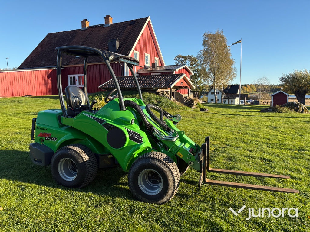 Kompaktlastare Avant 630 med redskap