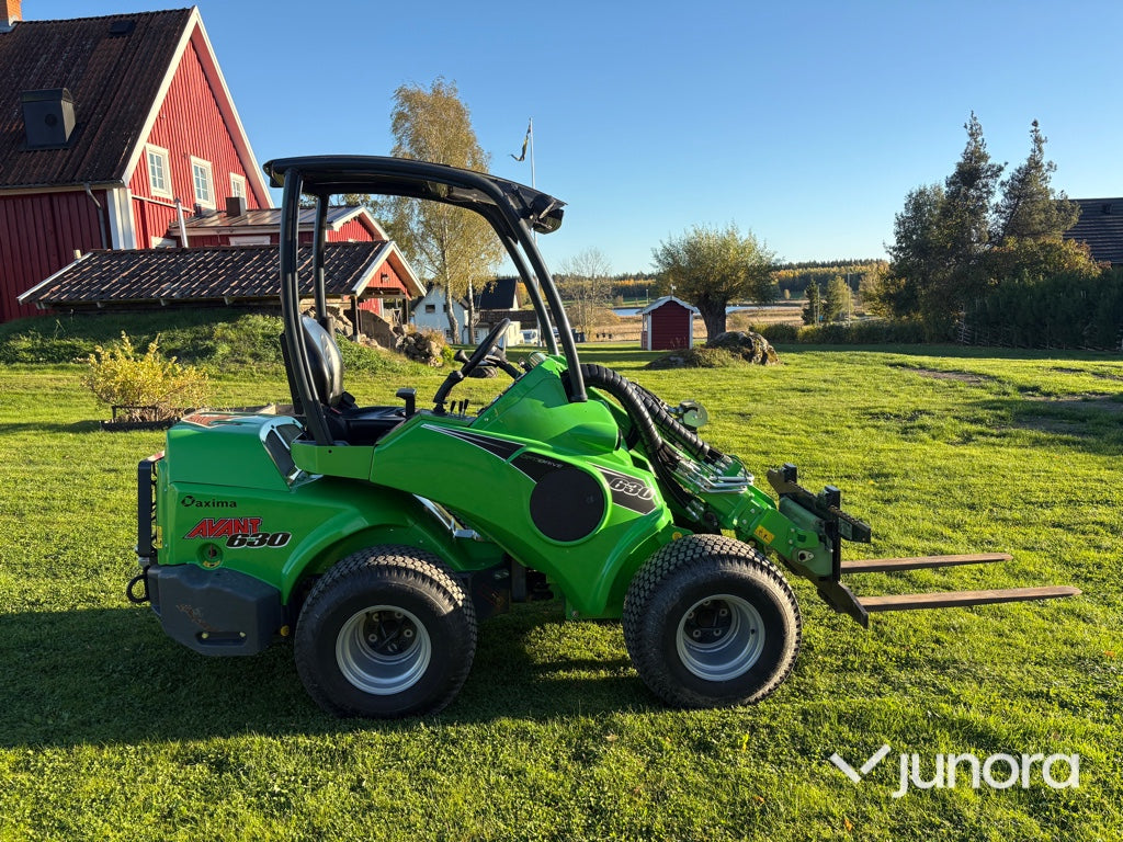 Kompaktlastare Avant 630 med redskap