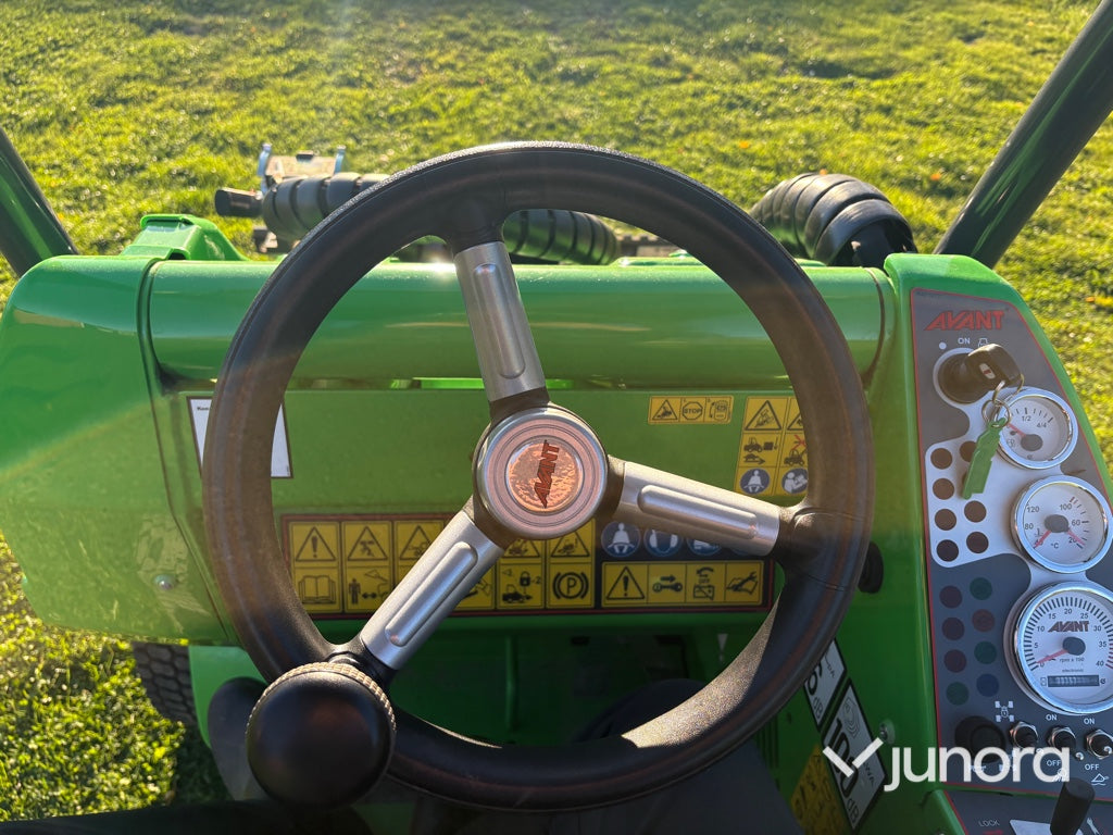 Kompaktlastare Avant 630 med redskap