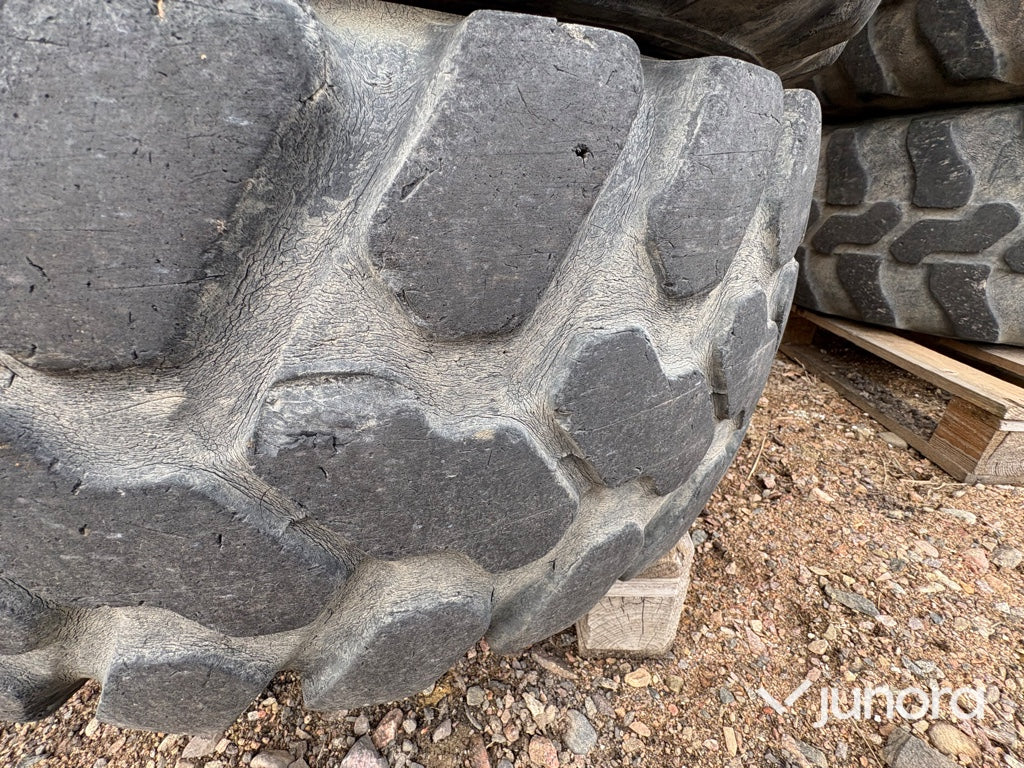 Entreprenaddäck - med fälg Firestone 340/80 R18