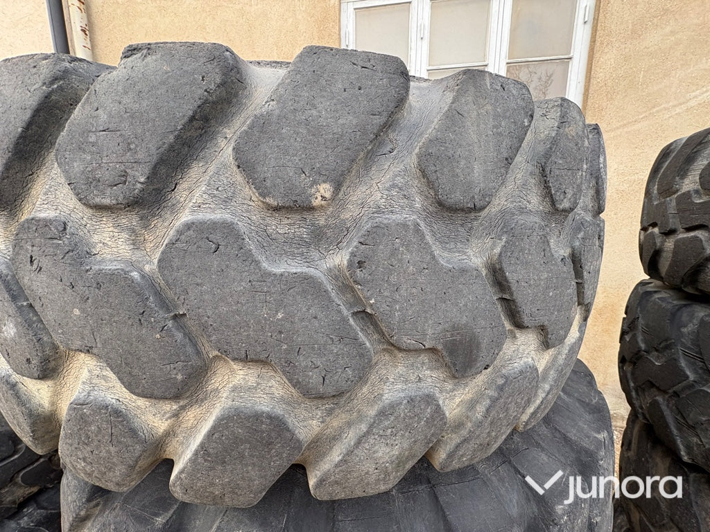 Entreprenaddäck - med fälg Firestone 340/80 R18