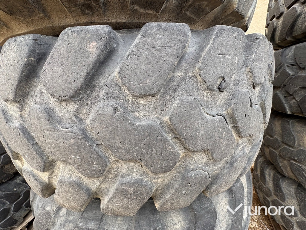 Entreprenaddäck - med fälg Firestone 340/80 R18