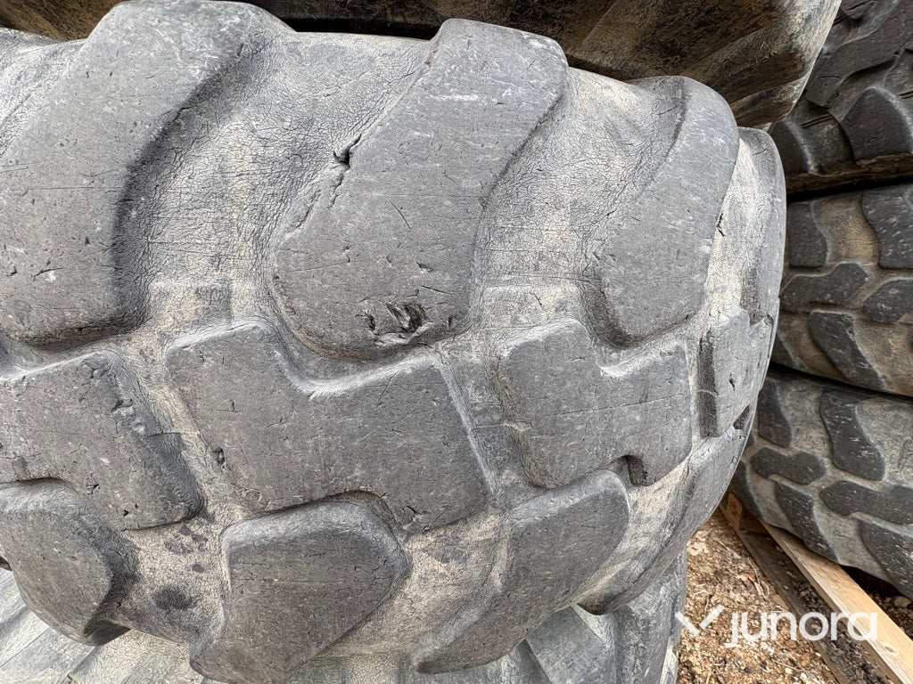 Entreprenaddäck - med fälg Firestone 340/80 R18