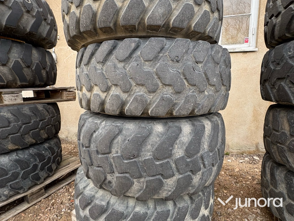 Entreprenaddäck - med fälg Firestone 340/80 R18