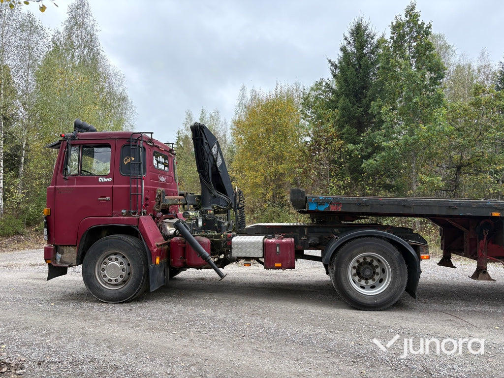 EPA Lastbil Scania LB81S med kran och maskintrailer