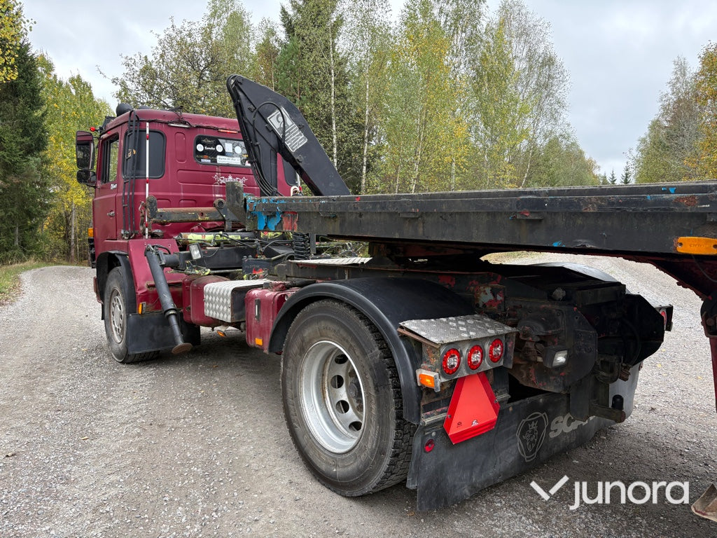 EPA Lastbil Scania LB81S med kran och maskintrailer