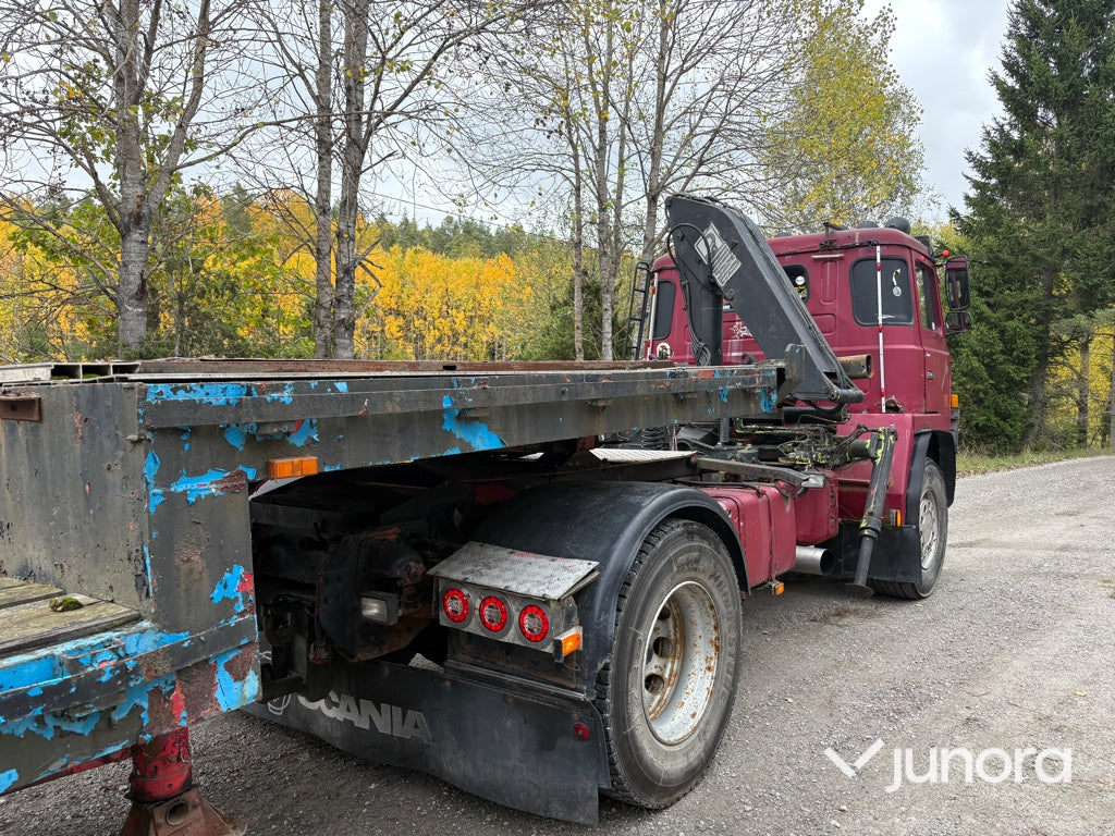 EPA Lastbil Scania LB81S med kran och maskintrailer