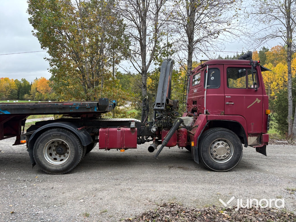 EPA Lastbil Scania LB81S med kran och maskintrailer