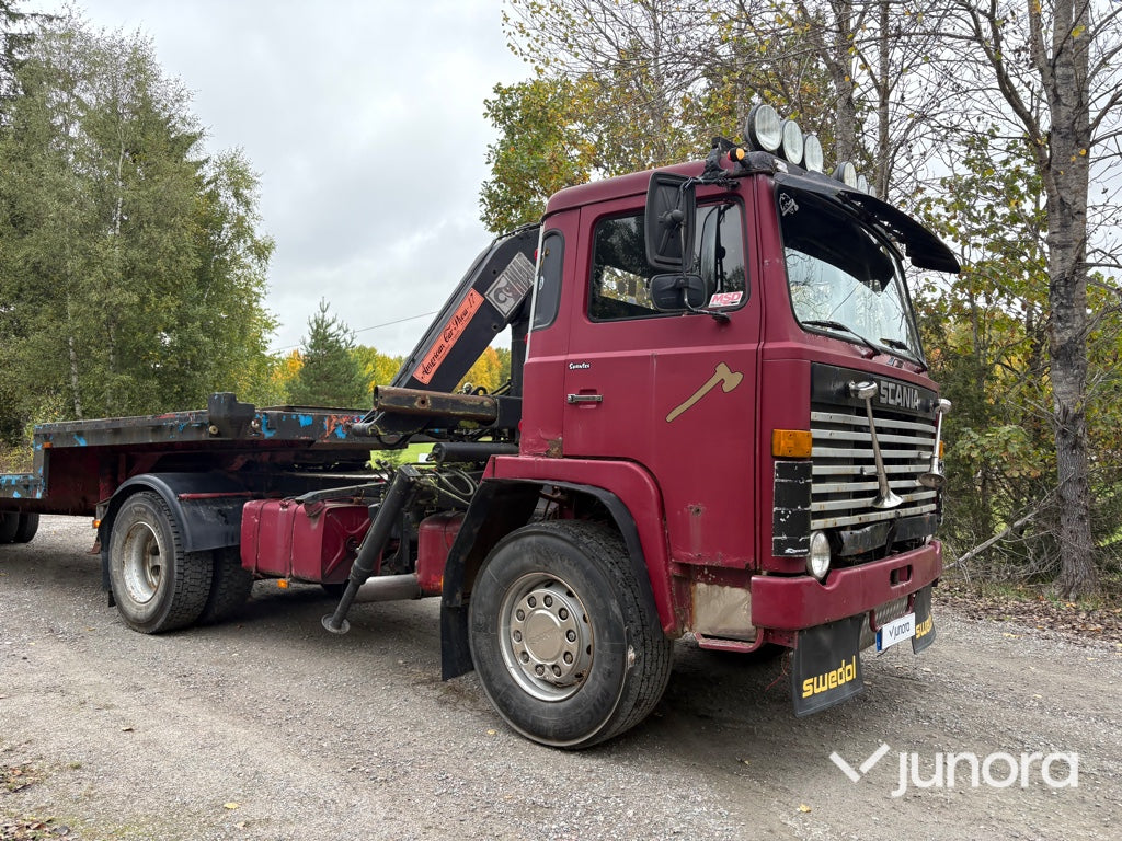 EPA Lastbil Scania LB81S med kran och maskintrailer
