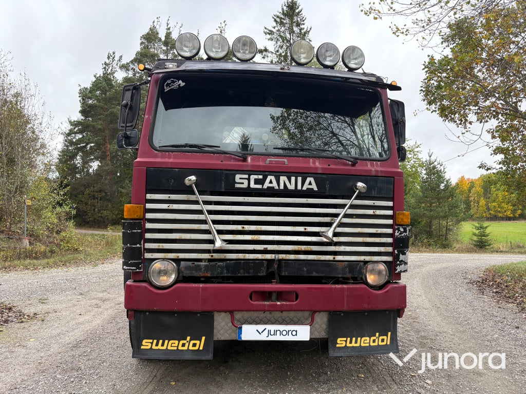 EPA Lastbil Scania LB81S med kran och maskintrailer