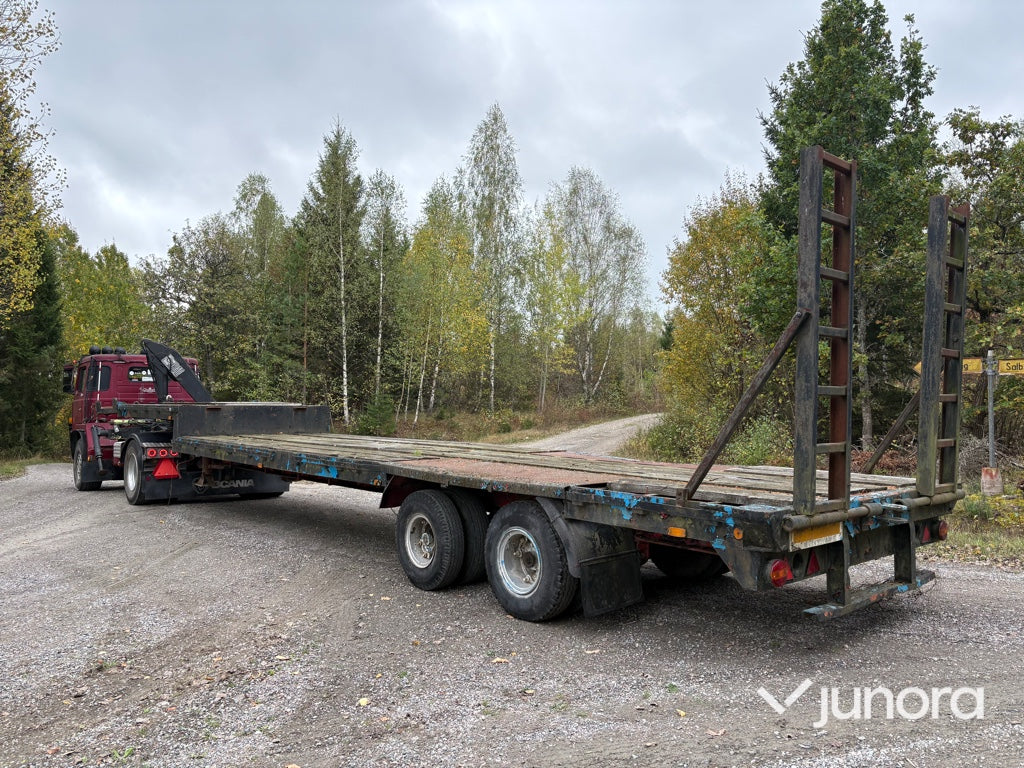 EPA Lastbil Scania LB81S med kran och maskintrailer