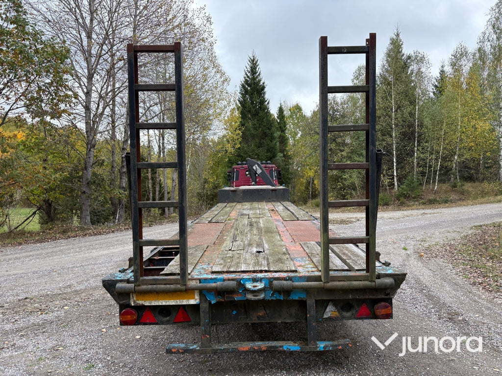 EPA Lastbil Scania LB81S med kran och maskintrailer