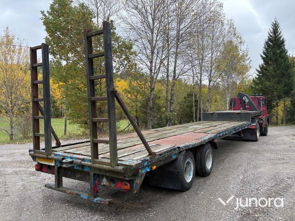 EPA Lastbil Scania LB81S med kran och maskintrailer
