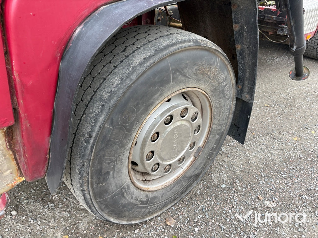 EPA Lastbil Scania LB81S med kran och maskintrailer
