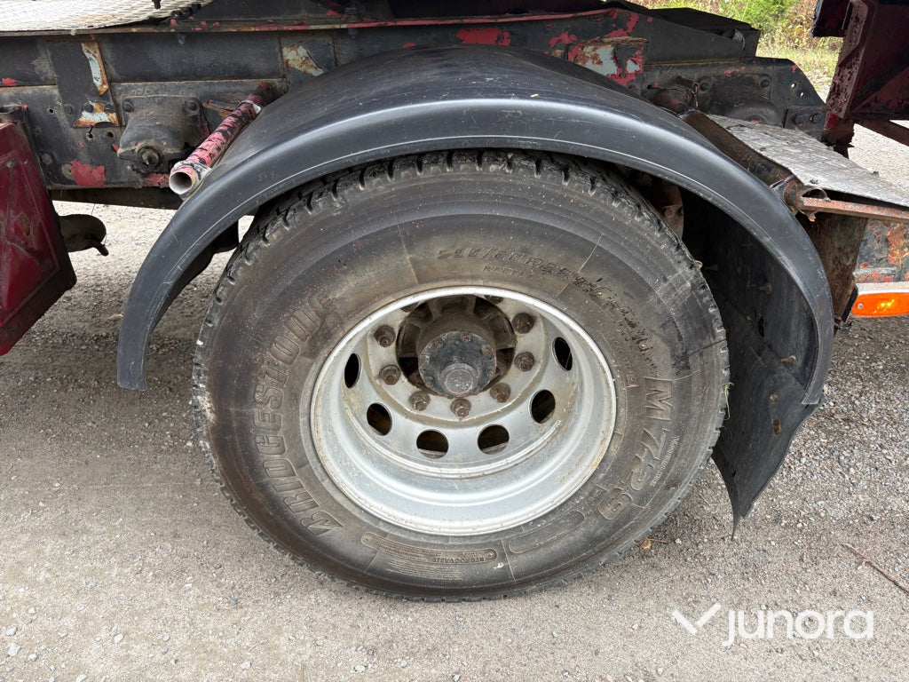 EPA Lastbil Scania LB81S med kran och maskintrailer
