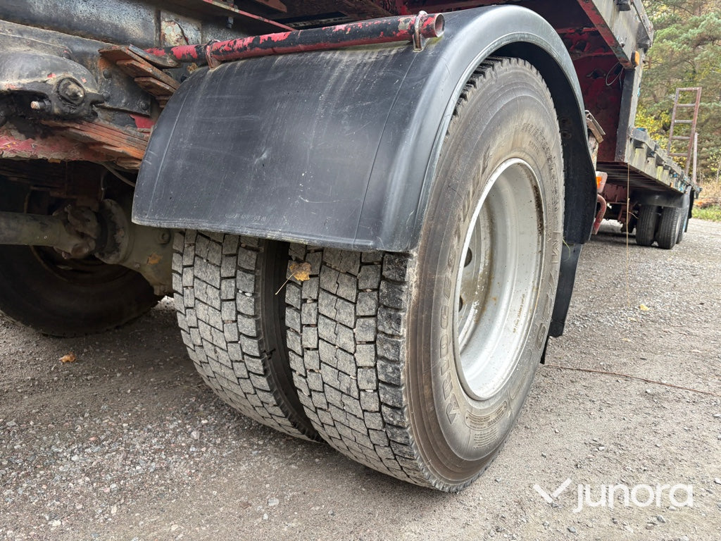 EPA Lastbil Scania LB81S med kran och maskintrailer