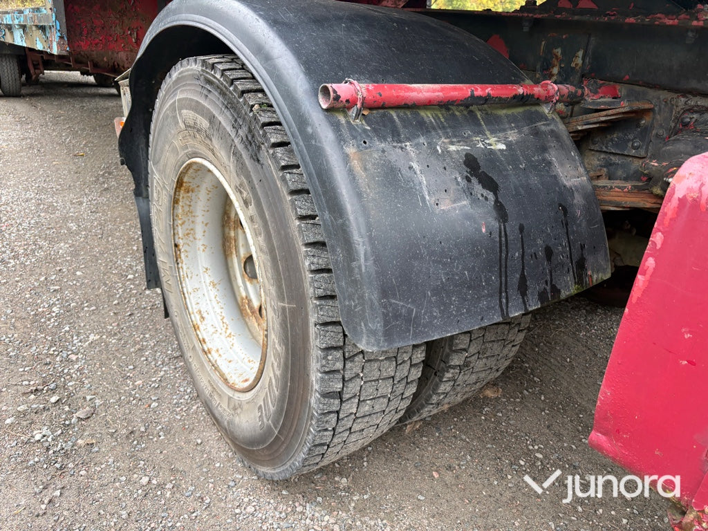 EPA Lastbil Scania LB81S med kran och maskintrailer