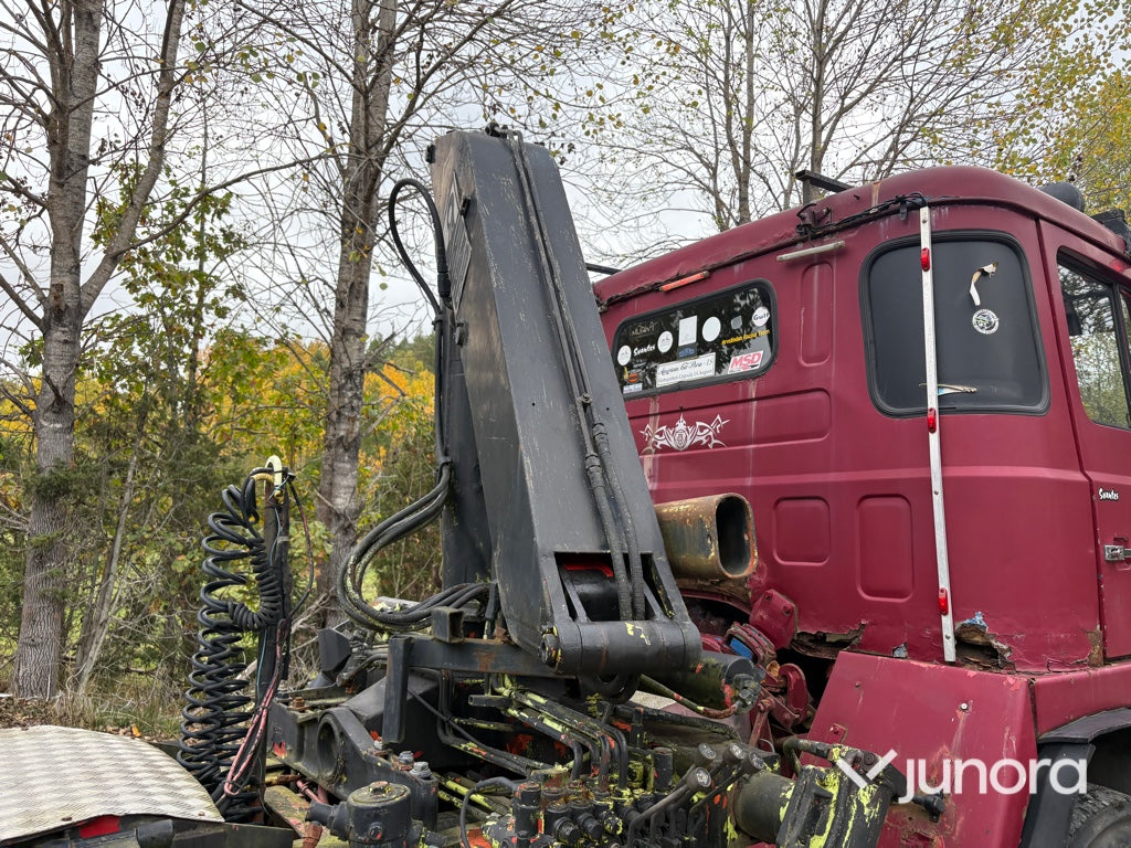 EPA Lastbil Scania LB81S med kran och maskintrailer