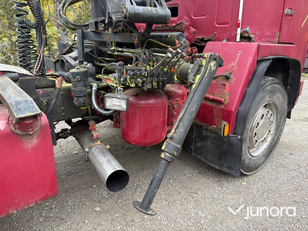 EPA Lastbil Scania LB81S med kran och maskintrailer