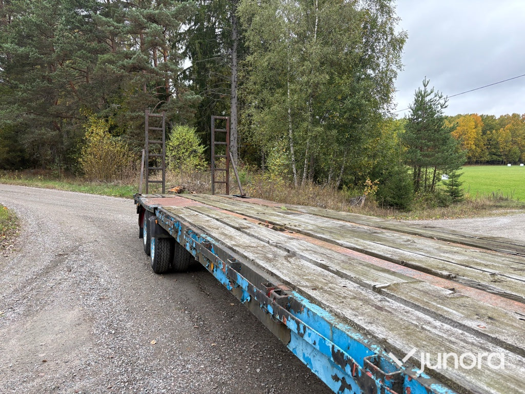 EPA Lastbil Scania LB81S med kran och maskintrailer