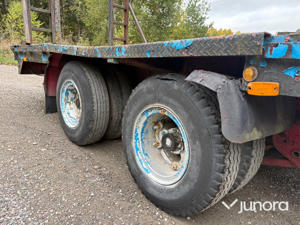 EPA Lastbil Scania LB81S med kran och maskintrailer