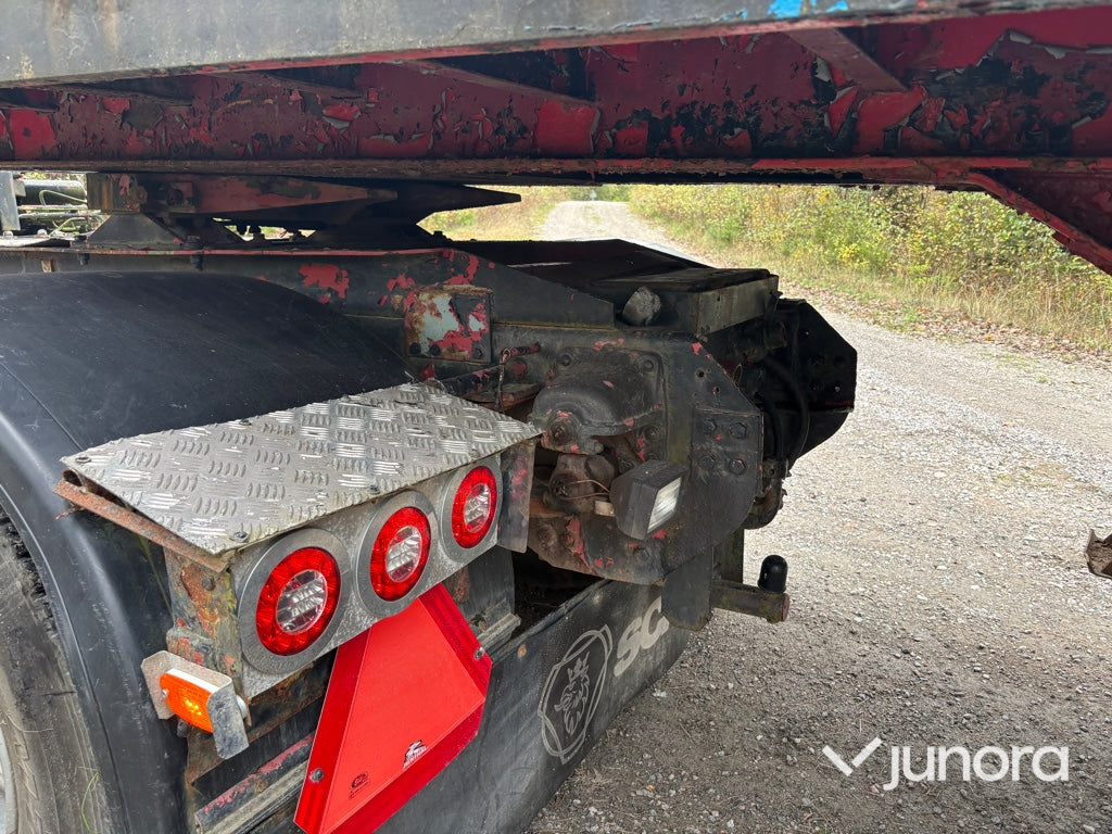 EPA Lastbil Scania LB81S med kran och maskintrailer