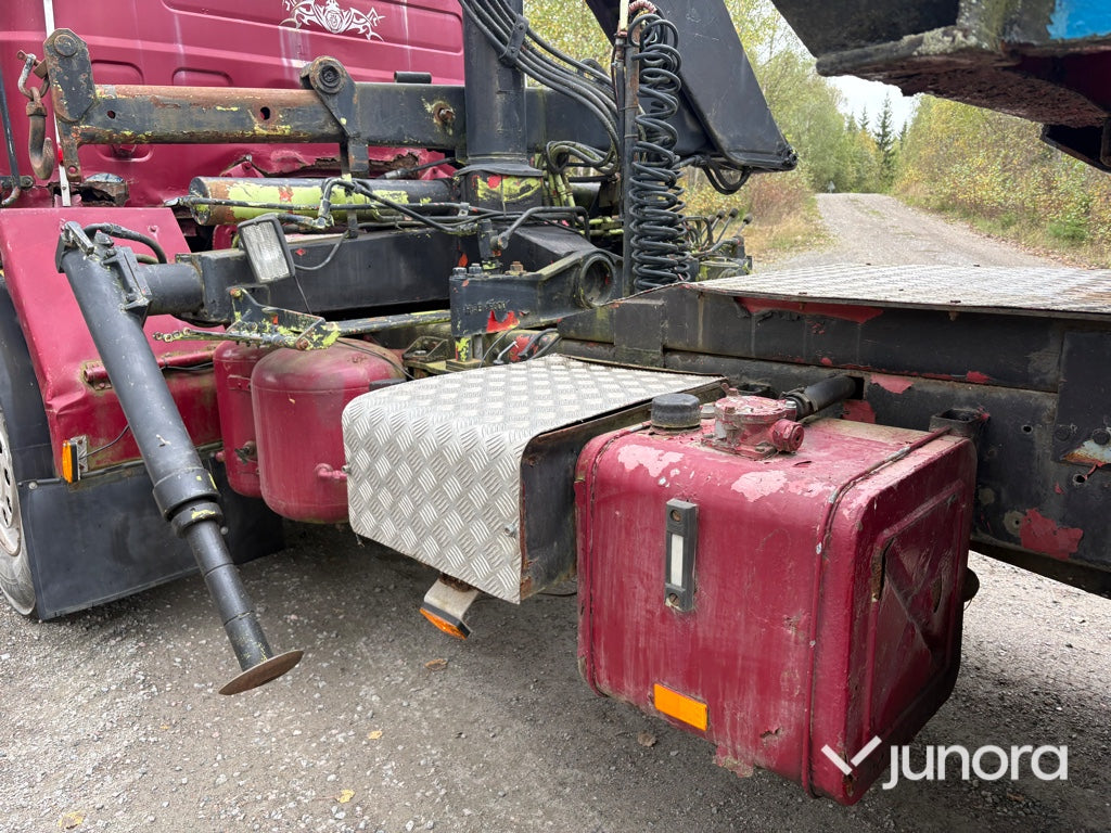 EPA Lastbil Scania LB81S med kran och maskintrailer