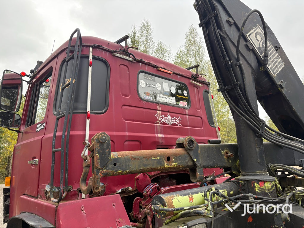 EPA Lastbil Scania LB81S med kran och maskintrailer