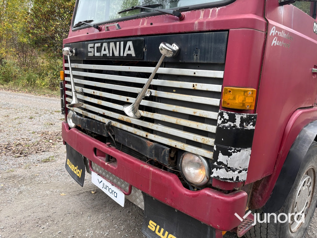 EPA Lastbil Scania LB81S med kran och maskintrailer