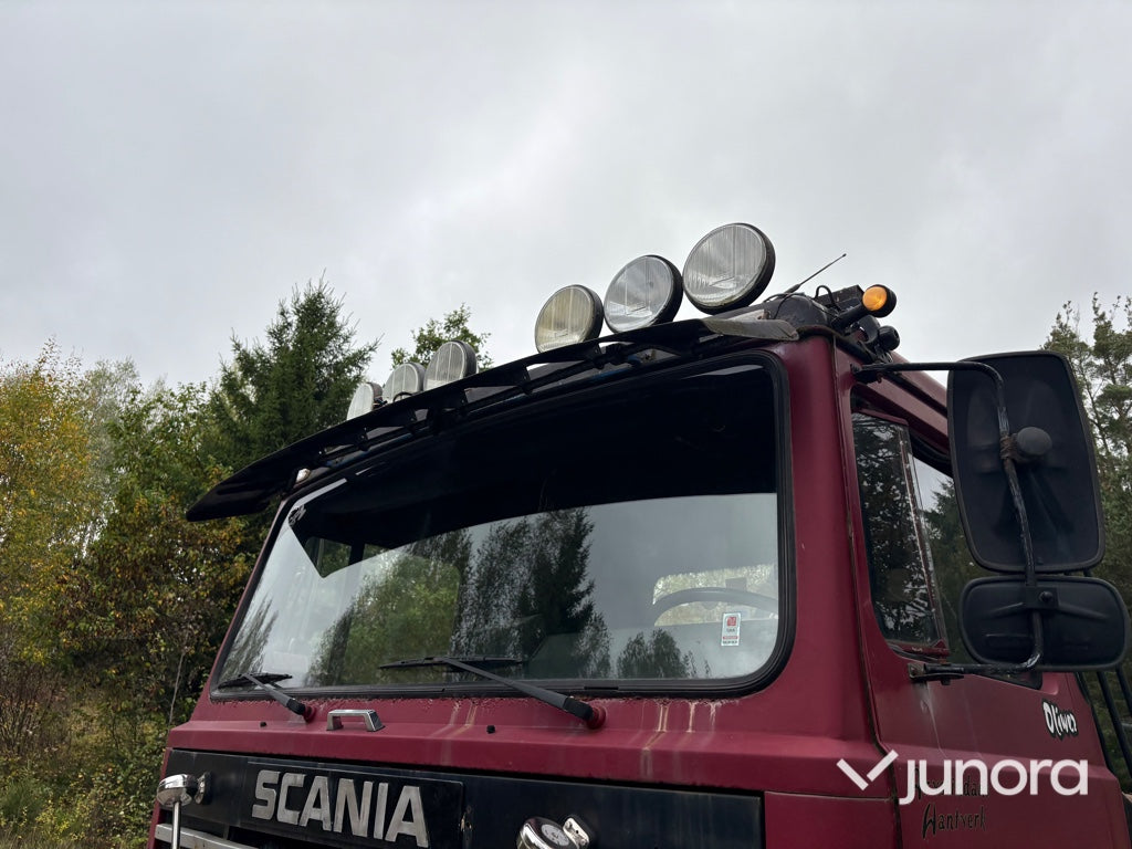 EPA Lastbil Scania LB81S med kran och maskintrailer