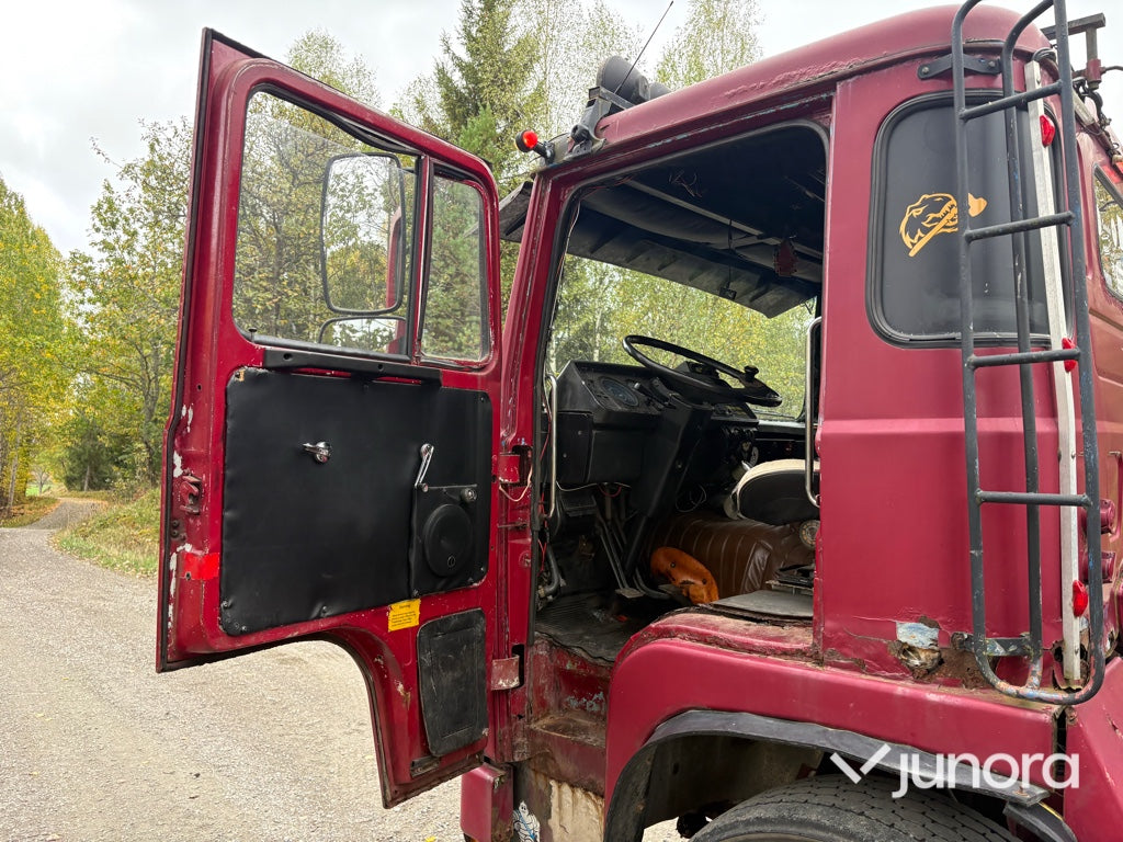 EPA Lastbil Scania LB81S med kran och maskintrailer