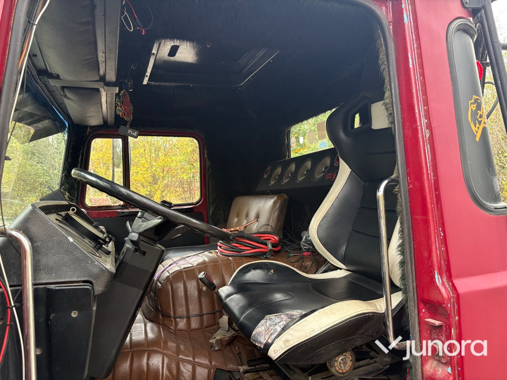 EPA Lastbil Scania LB81S med kran och maskintrailer