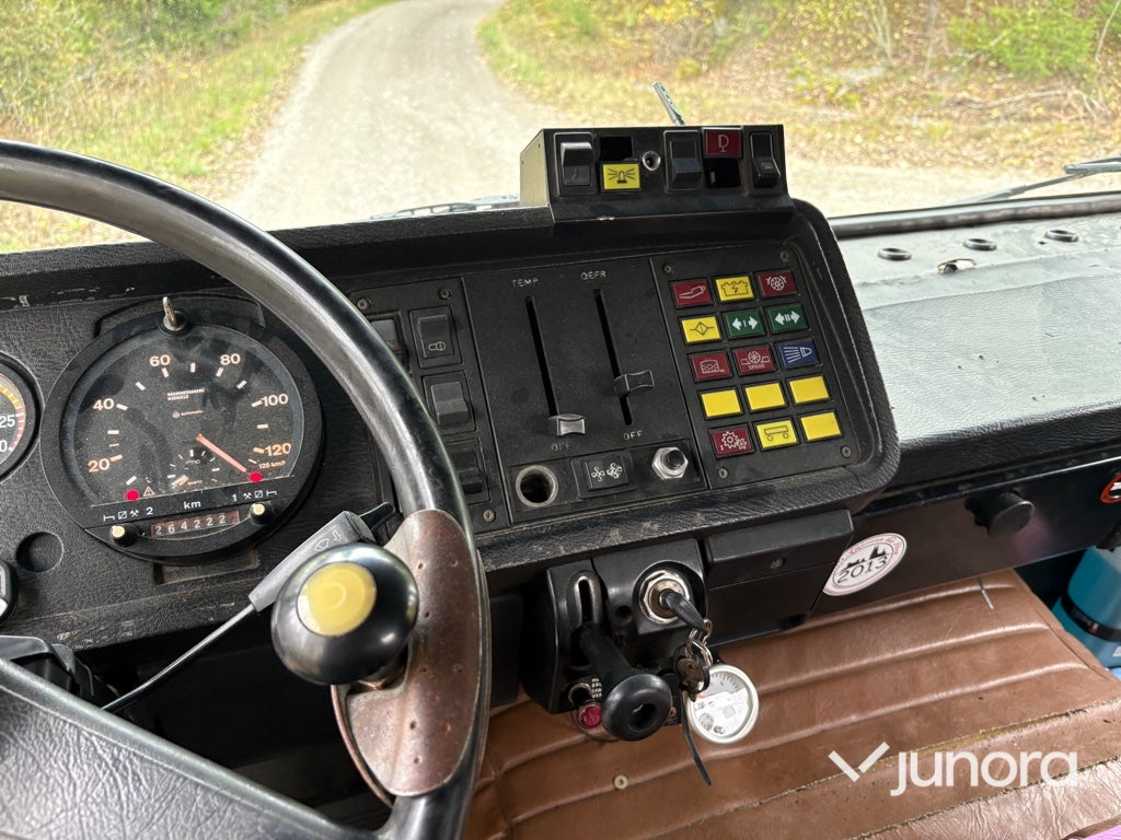 EPA Lastbil Scania LB81S med kran och maskintrailer