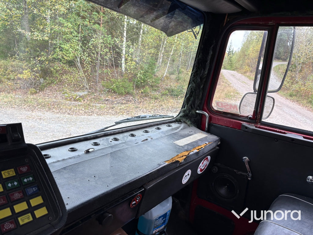 EPA Lastbil Scania LB81S med kran och maskintrailer