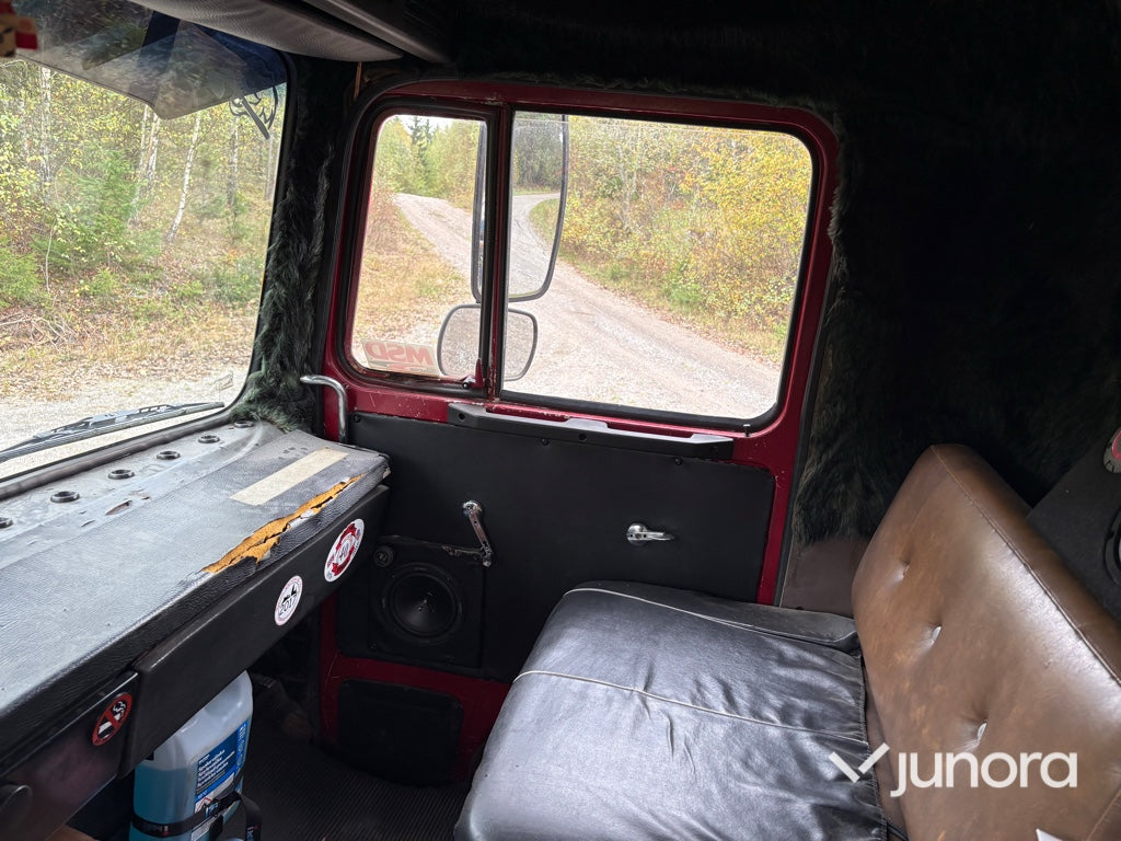 EPA Lastbil Scania LB81S med kran och maskintrailer