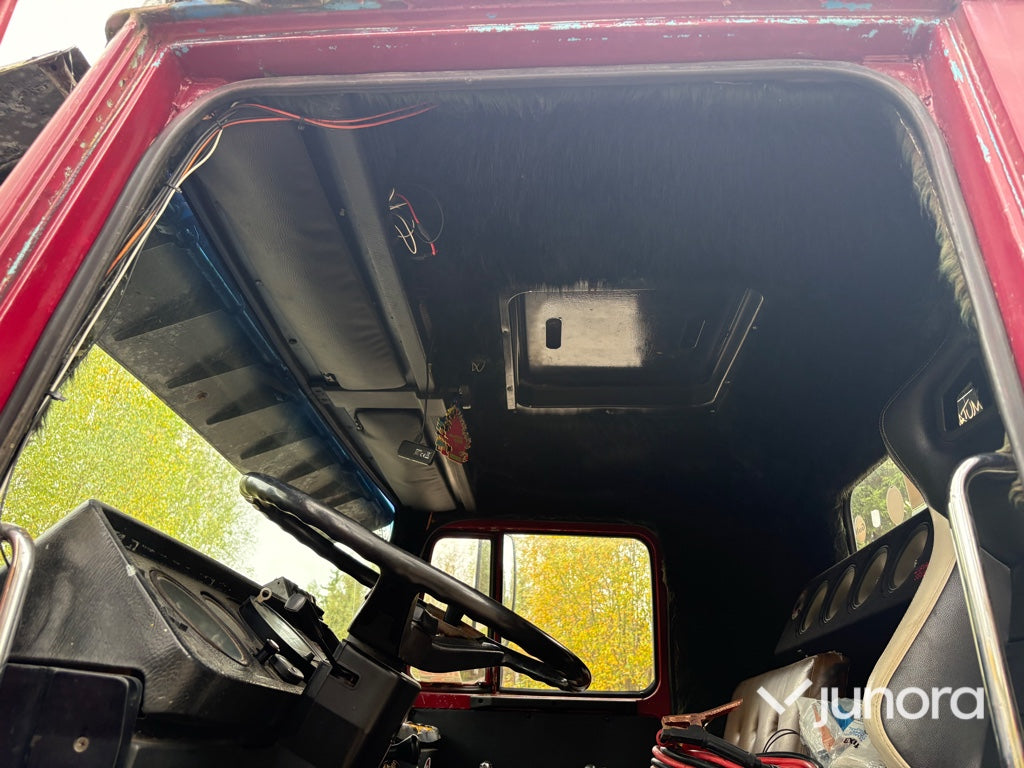 EPA Lastbil Scania LB81S med kran och maskintrailer
