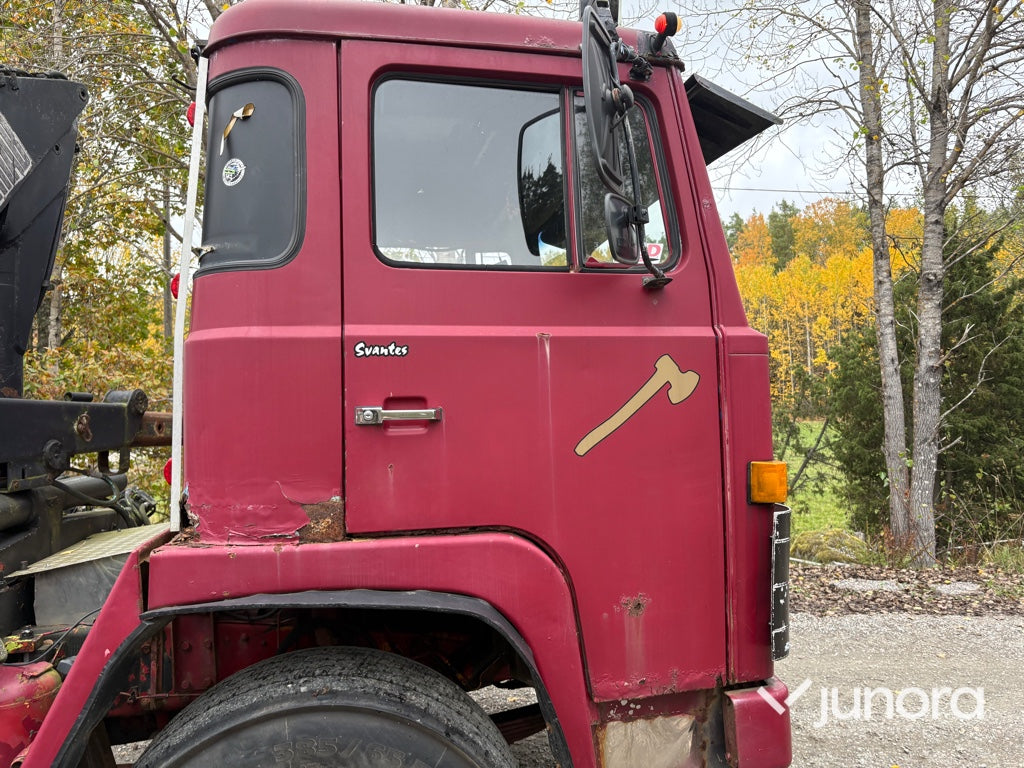 EPA Lastbil Scania LB81S med kran och maskintrailer