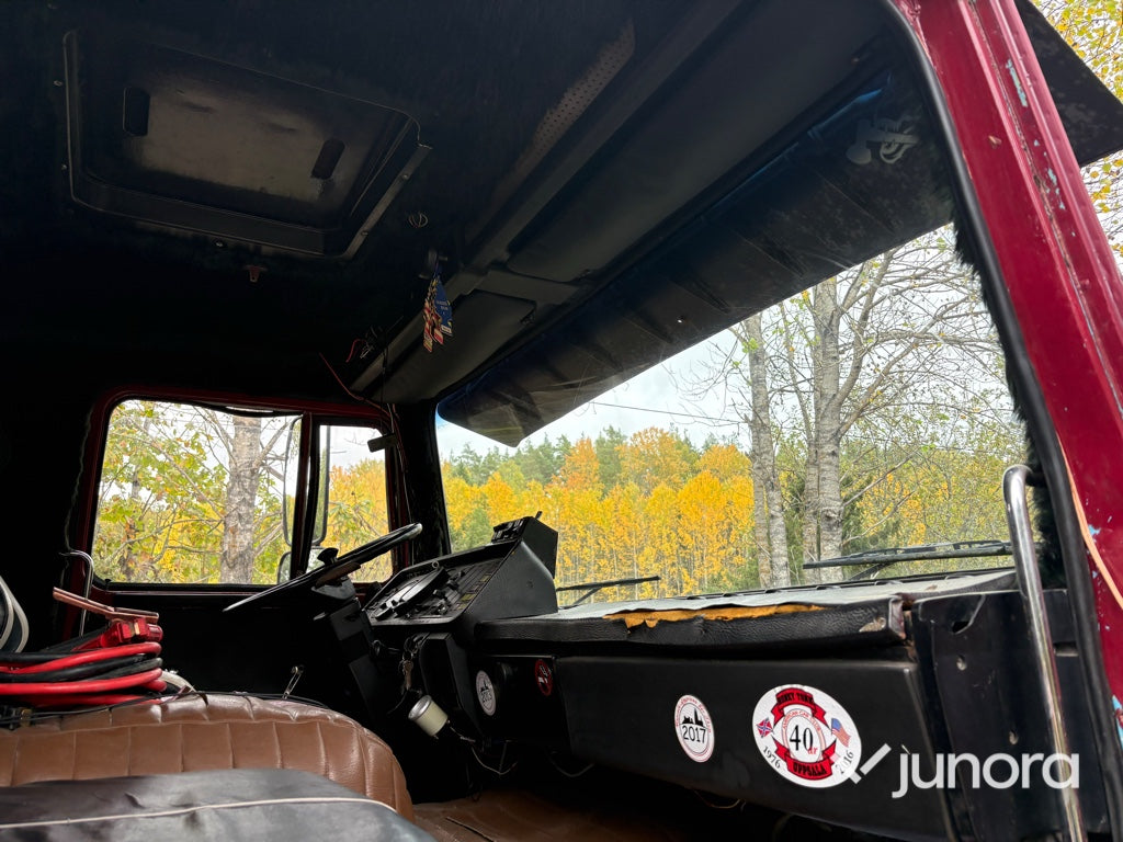 EPA Lastbil Scania LB81S med kran och maskintrailer