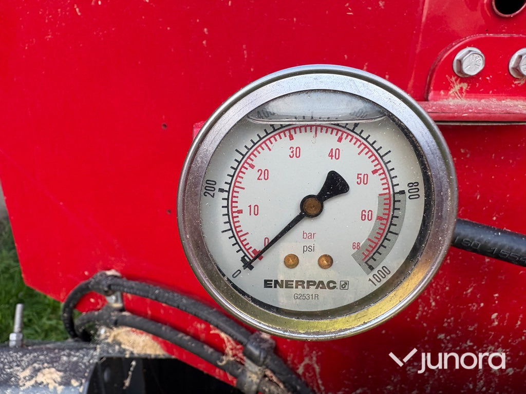 Fyrkantsbalpress – Massey Ferguson MF 1840