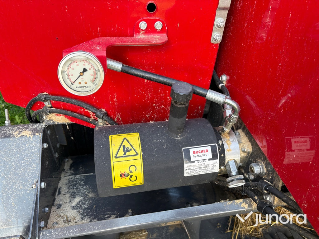 Fyrkantsbalpress – Massey Ferguson MF 1840