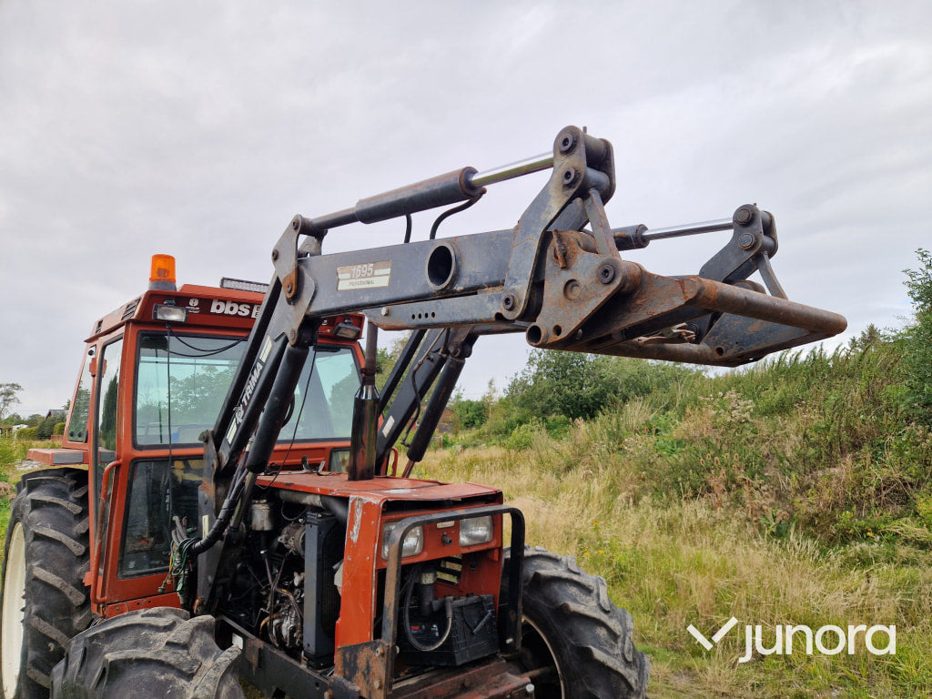 Lastartraktor New Holland 110-90